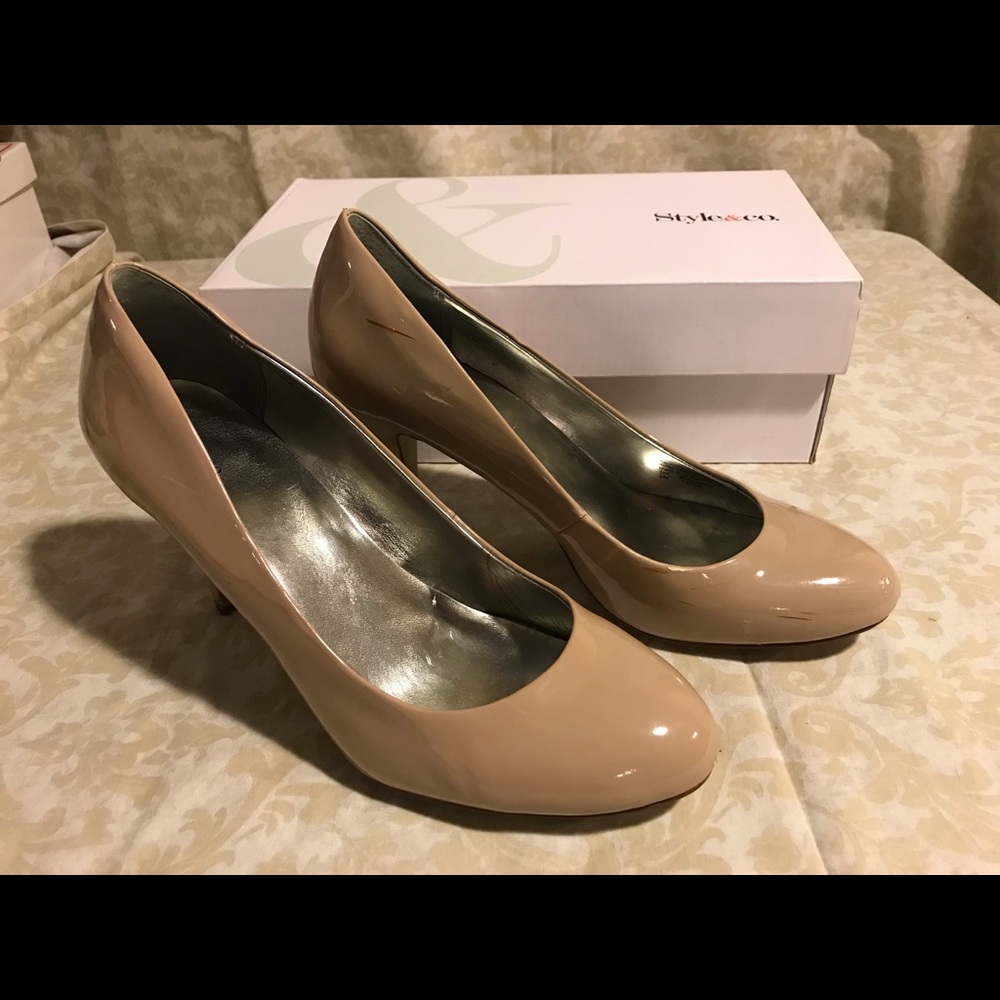 Nude patent leather pumps. Size 9.5
